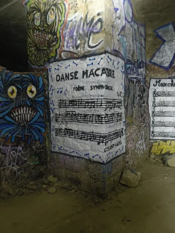 Partition de la « Danse macabre » peinte en grand format sur un pilier de la galerie