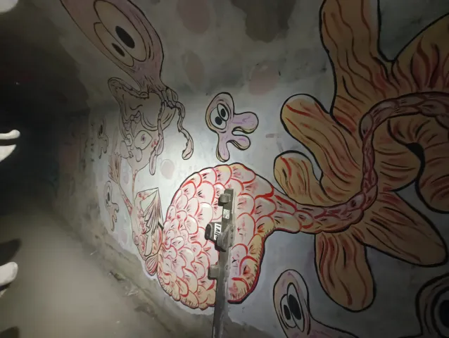 Fresque organique de pieuvres et de formes cérébrales couvrant un plafond bas