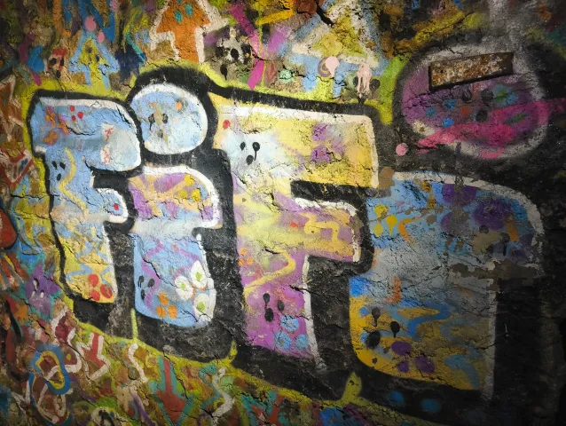 Lettrage graffiti aux couleurs vives couvrant toute une paroi