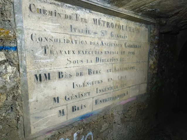 Plaque gravée du Chemin de fer Métropolitain commémorant la consolidation des anciennes carrières