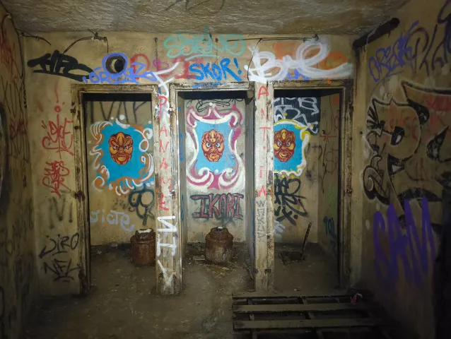 Salle graffée percée de trois ouvertures ornées chacune d'un blason peint